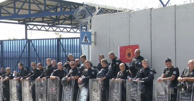 Njësia Speciale ‘blindon’ selinë e EULEX-it pas vendimit të Gjykatës Speciale