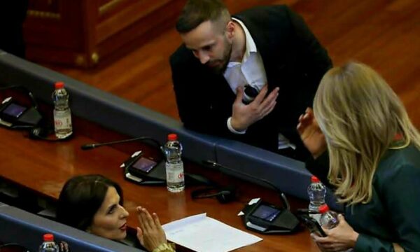 Deputeti Geci i VV’së nuk i voton as Deklaratën për Specialen as Vlora Çitakun