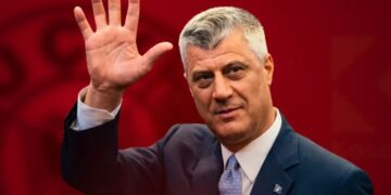 Thaçi dërgon të fala nga Haga, falënderon secilin protestues në sheshin e Prishtinës: U bëtë zë i fuqishëm kundër padrejtësisë
