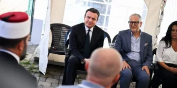 Kurti shkon për ngushëllime në familjen e Laurent Krasniqit pas humbjes tragjike