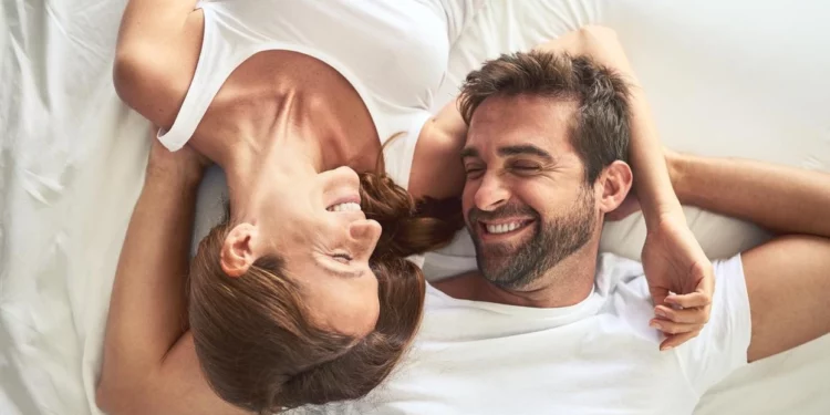 Gra, harroni meshkujt më të rinj! Ja kur burrat arrijnë kulmin e dëshirës seksuale