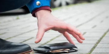 Qytetari i ndershëm gjen kuletën me 1,410 euro dhe ia dorëzon policisë, i kthehet pronarit