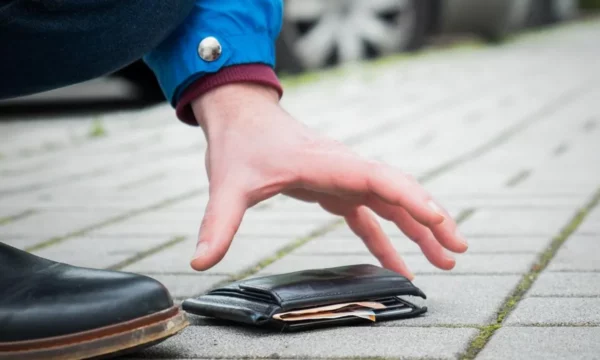 Qytetari i ndershëm gjen kuletën me 1,410 euro dhe ia dorëzon policisë, i kthehet pronarit