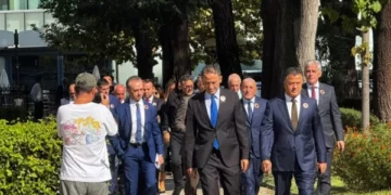 Deputetët e PD’së shkojnë në Parlamentin shqiptar sot me logon e UÇK’së