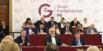 PS mbledhje grupi para seancës, zbulohen detaje nga mbledhja: Do lexohet në deklaratë për vendimin ndaj UÇK-së