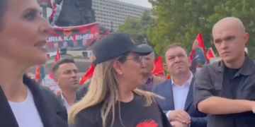 VIDEO/ Shqipe Selimi i bashkohet “Marshit për UÇK-në”, përshëndetet ngrohtësisht me Vlora Çitakun
