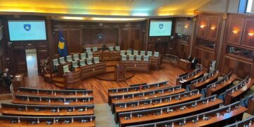 Kalojnë 30 minuta, ende nuk nis seanca e Kuvendit
