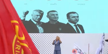 Shkurte Fejza përmbyll Marshin për Liri me këngë “Mora fjalë”