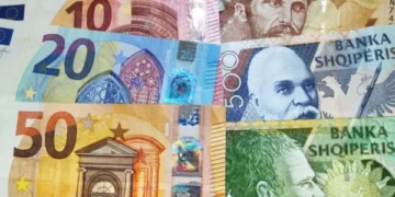 ​Paga mesatare në Shqipëri arrin në rreth 1 mijë euro
