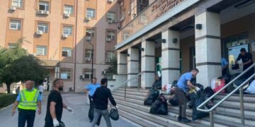 LVV me aksion simbolik para Komunës së Prishtinës, dërgon thasë me mbeturina para objektit komunal