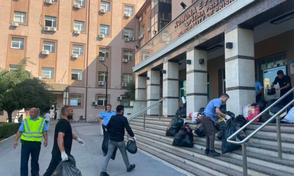 LVV me aksion simbolik para Komunës së Prishtinës, dërgon thasë me mbeturina para objektit komunal