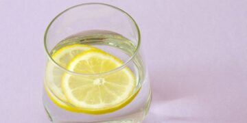 Pse shumë njerëz zgjedhin të pinë ujë me limon në mëngjes