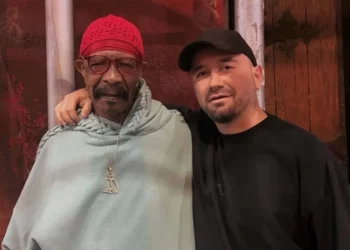 Faton Shoshi pozon krah babait të Drake, Dennis Graham