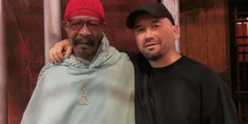 Faton Shoshi pozon krah babait të Drake, Dennis Graham