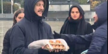 Me një komplet vezë, disa protestues arrijnë para qeverisë (Video)