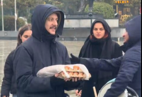 Me një komplet vezë, disa protestues arrijnë para qeverisë (Video)
