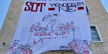 Studentët shpalosin banderolën në Universitetin Politeknik në Tiranë: Rroftë rinia e lirë