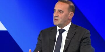 Daut Haradinaj thotë se një bashkëpunëtor i Serbisë u takua në Dubai: “E di që AKI-ja po e ndjek”
