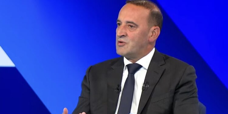Daut Haradinaj thotë se një bashkëpunëtor i Serbisë u takua në Dubai: “E di që AKI-ja po e ndjek”