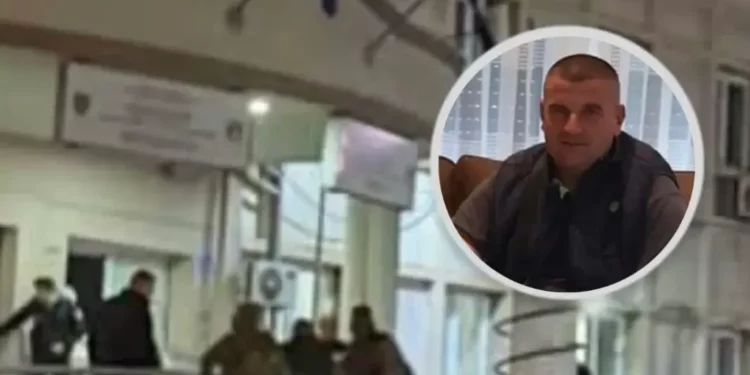 Pamje/Momenti kur Albert Sylaj sillet në stacionin e Policisë
