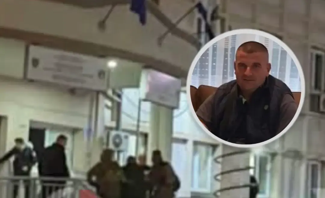 Pamje Momenti kur Albert Sylaj sillet në stacionin e Policisë