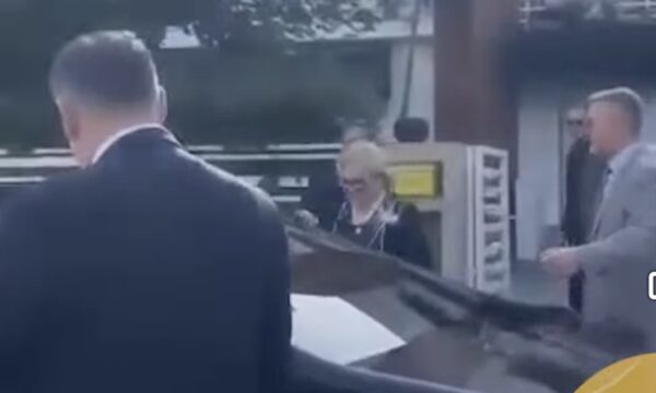 ‘‘Si po ndiheni?’’, momenti kur Presidentja Justina Shiroka-Pula niset nga shtëpia e saj për në ceremoninë e inaugurimit