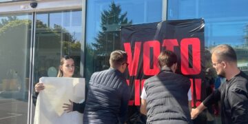 Protestuesit aksion para MD-së, i drejtohen Gërvallës: Koha e arsyetimeve ka mbaruar, votojeni ligjin për mbrojtjen e UÇK-së