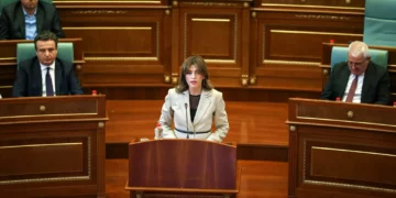 Për gjashtë muaj si Presidente, Albulena Haxhiu ua dha shtetësinë e Kosovës me dekret 29 personave (Dokument/Emrat)