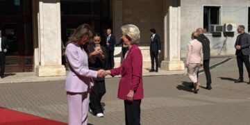 Von der Leyen nis takimet në Kosovë, pritet nga Haxhiu