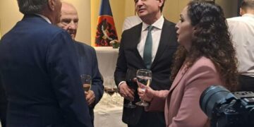 Kurti, Hamza, Osmani e Sejdiu rrijnë pak bashkë gjatë ceremonisë për Presidenten e re