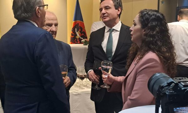 Kurti, Hamza, Osmani e Sejdiu rrijnë pak bashkë gjatë ceremonisë për Presidenten e re