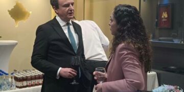 Kurti e Osmani veçohen pak në ceremoninë për Presidenten e re, shkëmbejnë disa fjalë