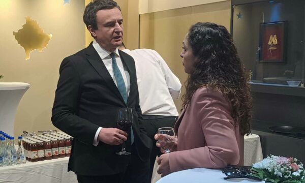 Kurti e Osmani veçohen pak në ceremoninë për Presidenten e re, shkëmbejnë disa fjalë