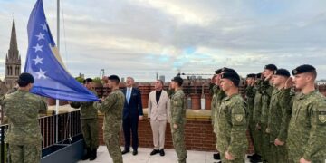 Ushtarët e FSK-së ngrisin flamurin e Kosovës në Ambasadën në Londër