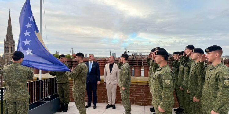 Ushtarët e FSK-së ngrisin flamurin e Kosovës në Ambasadën në Londër