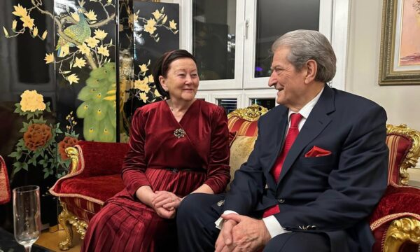 “Në vjeshtën më të bukur të jetës time”, Sali Berisha mbush 82 vjet, ndan foto me gruan e tij