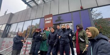 Protestuesit bllokojnë hyrjen e qeverisë
