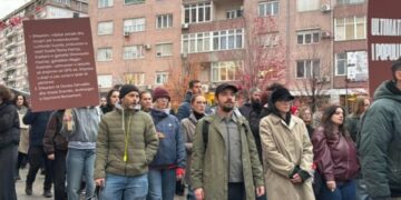 Protesta për Arlinda Zekajn vazhdon në Prishtinë, protestuesit nisen drejt Ministrisë së Drejtësisë