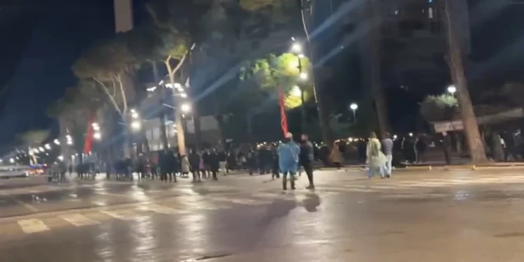 “Rama në burg, Berisha në burg”/ Protestuesit rikthehen përpara Kryeministrisë, përplasen me policinë