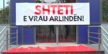 “Shteti e vrau Arlindën” – aksion simbolik i QIKA-s, ngjyrë e kuqe dhe pankartë në hyrje të qeverise