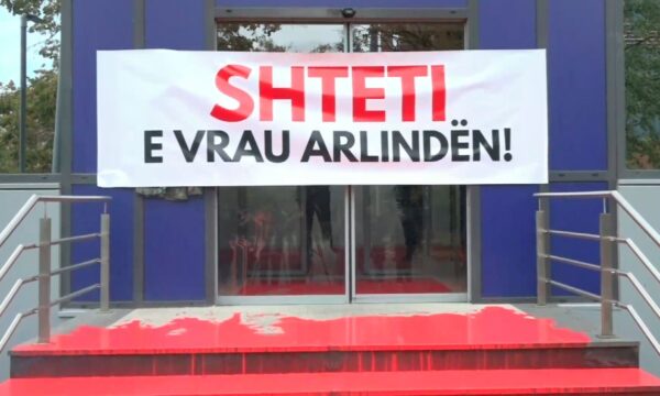 “Shteti e vrau Arlindën” – aksion simbolik i QIKA-s, ngjyrë e kuqe dhe pankartë në hyrje të qeverise