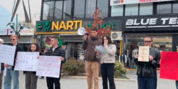 “​​Krejt Migjenat n’burg” – qytetarët protestojnë për Arlinda Zekajn në Ferizaj, kërkojnë llogari nga institucionet