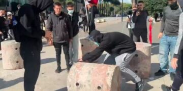 Protestuesit mbërrijnë para Kryeministrisë, largojnë stolat e gurit me ftesat e Ramës për dialog