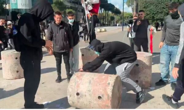 Protestuesit mbërrijnë para Kryeministrisë, largojnë stolat e gurit me ftesat e Ramës për dialog