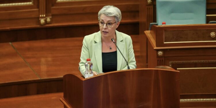 Gërvalla s’ka ndërmend të dorëhiqet – paraqitet në Kuvend, ofron bashkëpunim për zbardhjen e rastit