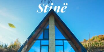 Shijo çdo stinë duke u bërë me vilë në lagjen luksoze “Lama Hill” në Shalë të Bajgorës