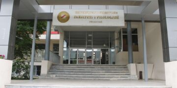 “Ligjëratat mbahen sot në shesh” -Studentët e Filologjisë solidarizohen me marshin për ish-krerët e UÇK-së
