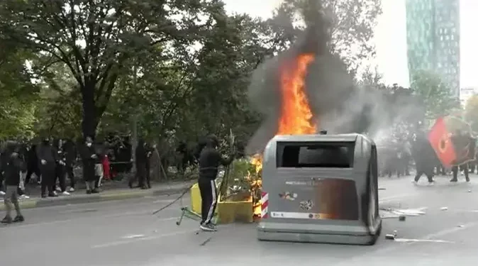 Protesta në Tiranë: Përplasje me policinë dhe zjarrvënie