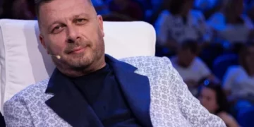 Policia i shkon në banesë Adrian Hilës për ta marrë në pyetje, por s’e gjen, reagon kompozitori: Jam i tronditur, më kanë hakeruar
