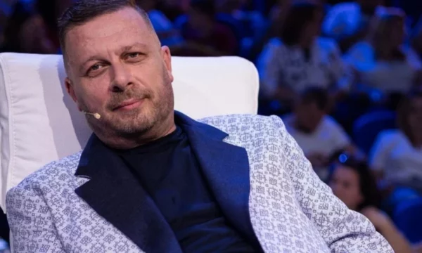 Policia i shkon në banesë Adrian Hilës për ta marrë në pyetje, por s’e gjen, reagon kompozitori: Jam i tronditur, më kanë hakeruar